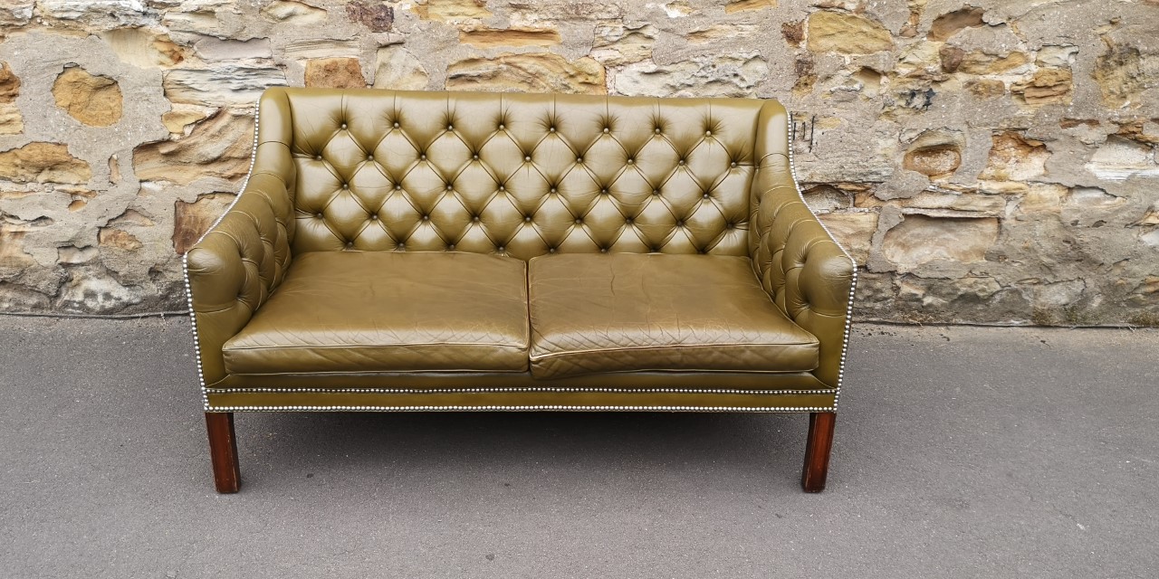 Green leather Chesterfield sofa画像