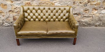Green leather Chesterfield sofa画像
