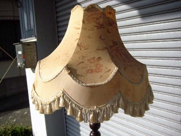 Carved oak standard lamp画像