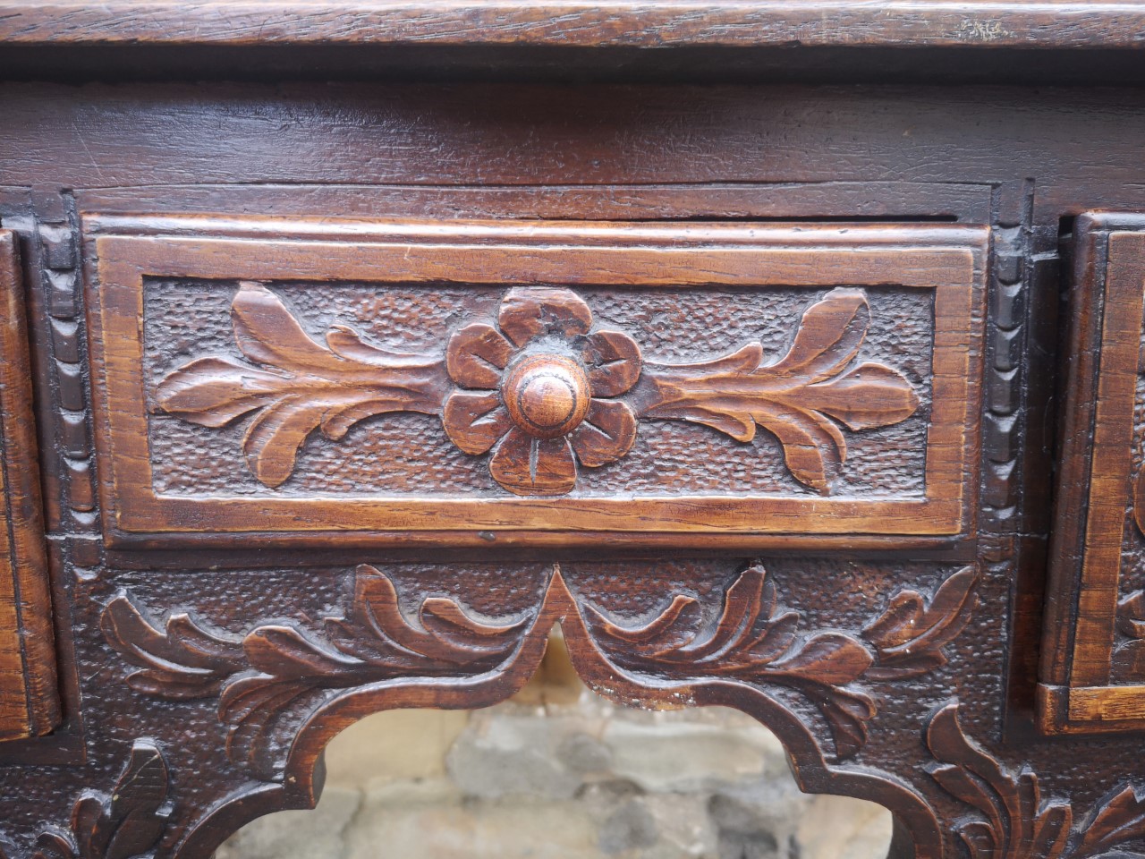 Antique carved table画像