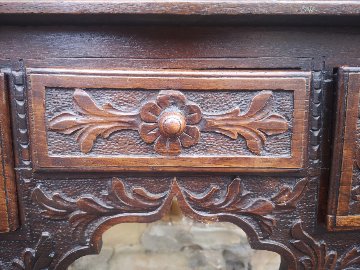 Antique carved table画像