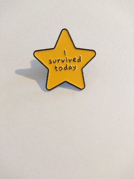 ピンバッジ 私今日を生き抜いた 無くなるかしれない物にあなたの幸せ左右させたらだめ 考えすぎを止める方法 年をとり過ぎでも手遅れでもない 私が休憩するのって合法だと思うけど  どんな強い女性にもそうの画像