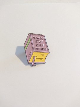 ピンバッジ 私今日を生き抜いた 無くなるかしれない物にあなたの幸せ左右させたらだめ 考えすぎを止める方法 年をとり過ぎでも手遅れでもない 私が休憩するのって合法だと思うけど  どんな強い女性にもそうの画像