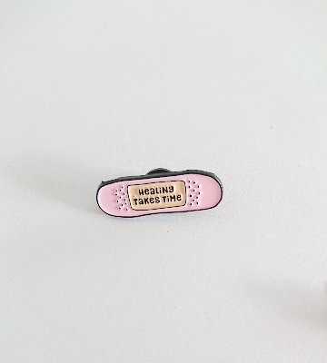 ピンバッジ 中絶は医療 図書カード持ってたら楽しむのは難しくない こちら"なんやねん！"です、どうぞ  癒えるのは時間がかかる キャラは創作だけど気持ちのダメージは本物 非レイシストじゃなく反レイシスの画像