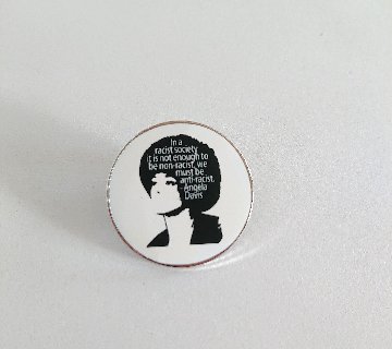 ピンバッジ 中絶は医療 図書カード持ってたら楽しむのは難しくない こちら"なんやねん！"です、どうぞ  癒えるのは時間がかかる キャラは創作だけど気持ちのダメージは本物 非レイシストじゃなく反レイシスの画像