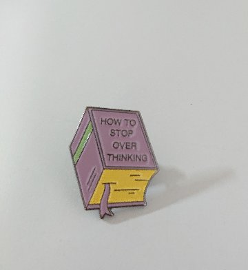 ピンバッジ　戦争やだやだクラブ 女性よ、連帯を 考え過ぎを止める方法 私たちは本の中で自分を見失いもするし、見出したりもする 言葉じゃなく行動の画像