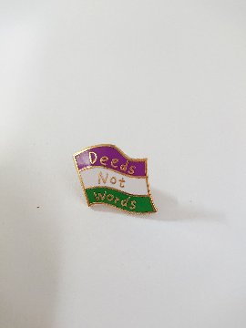 ピンバッジ　戦争やだやだクラブ 女性よ、連帯を 考え過ぎを止める方法 私たちは本の中で自分を見失いもするし、見出したりもする 言葉じゃなく行動の画像