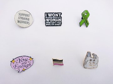 ピンバッジ　ストライキする人をサポートしよう 黙ってた女性として記憶されたくない スティグマを終わらせる あなたのままで充分 アセクシャルフラッグ　学術的ゴミの画像