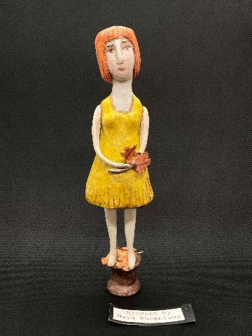 黄色いドレスの少女画像