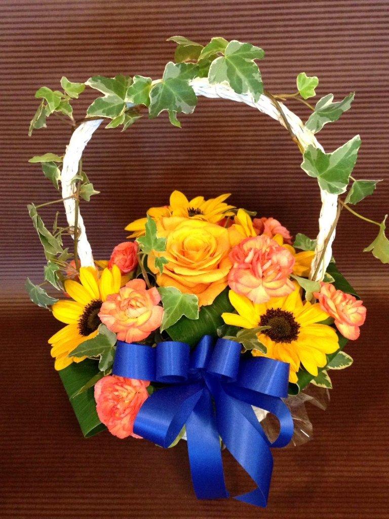 オレンジバラのアレンジの画像