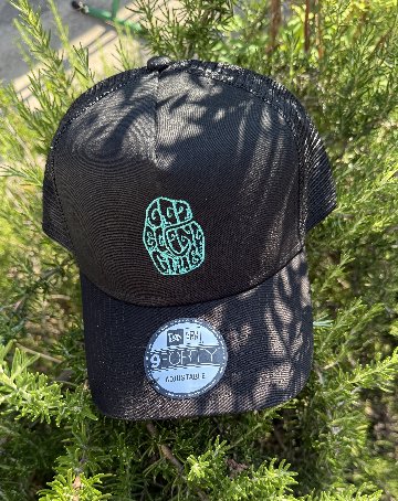 ＜GGI EGING CLUB × 9FORTY New Era＞ NEWロゴ刺繍 メッシュ キャップ　の画像