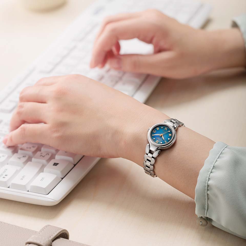 ES9470-68W ｴｸｼｰﾄﾞ【ﾉﾍﾞﾙﾃｨ付・国内正規品・ｷﾞﾌﾄ包装･ﾍﾞﾙﾄ調整無料】腕時計 ﾚﾃﾞｨｰｽ ｿｰﾗｰ電波 限定の画像