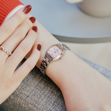 SSWA012 ｾｲｺｰﾙｷｱ【ﾉﾍﾞﾙﾃｨ付・ｷﾞﾌﾄ包装･ﾍﾞﾙﾄ調整無料･新品正規品】ﾚﾃﾞｨｰｽ腕時計 電池式クオーツ 2025広告モデルの画像