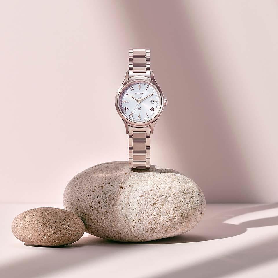 ES9497-96A ｸﾛｽｼｰ【ﾉﾍﾞﾙﾃｨ付･国内正規品･ｷﾞﾌﾄ包装･ﾍﾞﾙﾄ調整無料】ｿｰﾗｰ電波 ﾚﾃﾞｨｽ腕時計 ｼﾝﾌﾟﾙｱｼﾞｬｽﾄの画像