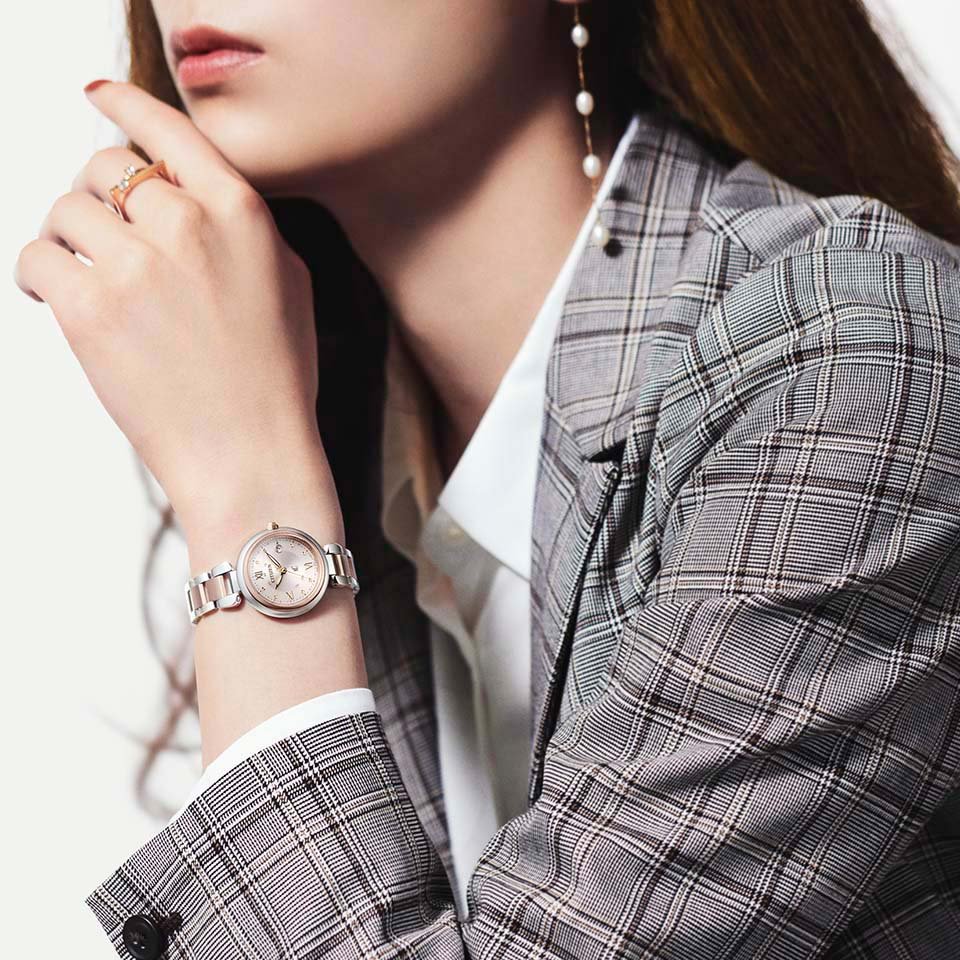 ES9465-50W クロスシー【ノベルティ付・国内正規品】【ｷﾞﾌﾄ包装･ｻｲｽﾞ調整無料】ｿｰﾗｰ電波　レディース腕時計 の画像