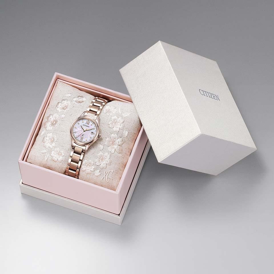 ES9498-77N:ｸﾛｽｼｰ【ﾉﾍﾞﾙﾃｨ付･国内正規品･ｷﾞﾌﾄ包装･ﾍﾞﾙﾄ調整無料】ｿｰﾗｰ電波 ﾚﾃﾞｨｽ腕時計 ｼﾝﾌﾟﾙｱｼﾞｬｽﾄ 限定の画像