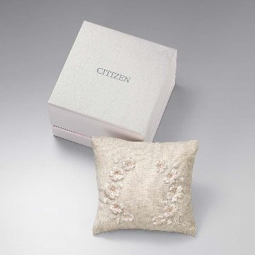 ES9498-77N:ｸﾛｽｼｰ【ﾉﾍﾞﾙﾃｨ付･国内正規品･ｷﾞﾌﾄ包装･ﾍﾞﾙﾄ調整無料】ｿｰﾗｰ電波 ﾚﾃﾞｨｽ腕時計 ｼﾝﾌﾟﾙｱｼﾞｬｽﾄ 限定の画像