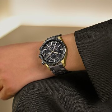 AT8384-58Eアテッサ【ノベルティ付・ｷﾞﾌﾄ包装･ベルト調整無料・国内正規品】腕時計 メンズ ソーラー電波 限定 LIGHT in BLACKの画像