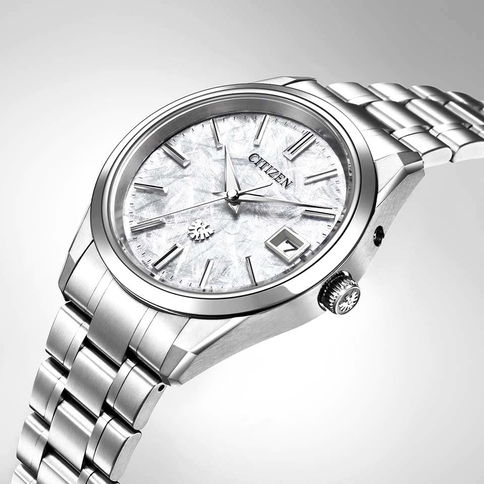 AQ4100-57B:ザ・シチズン【ノベルティ付･ギフト包装･ベルト調整無料･国内正規品】腕時計 メンズ ソーラー 限定 メタリック塗装文字板の画像