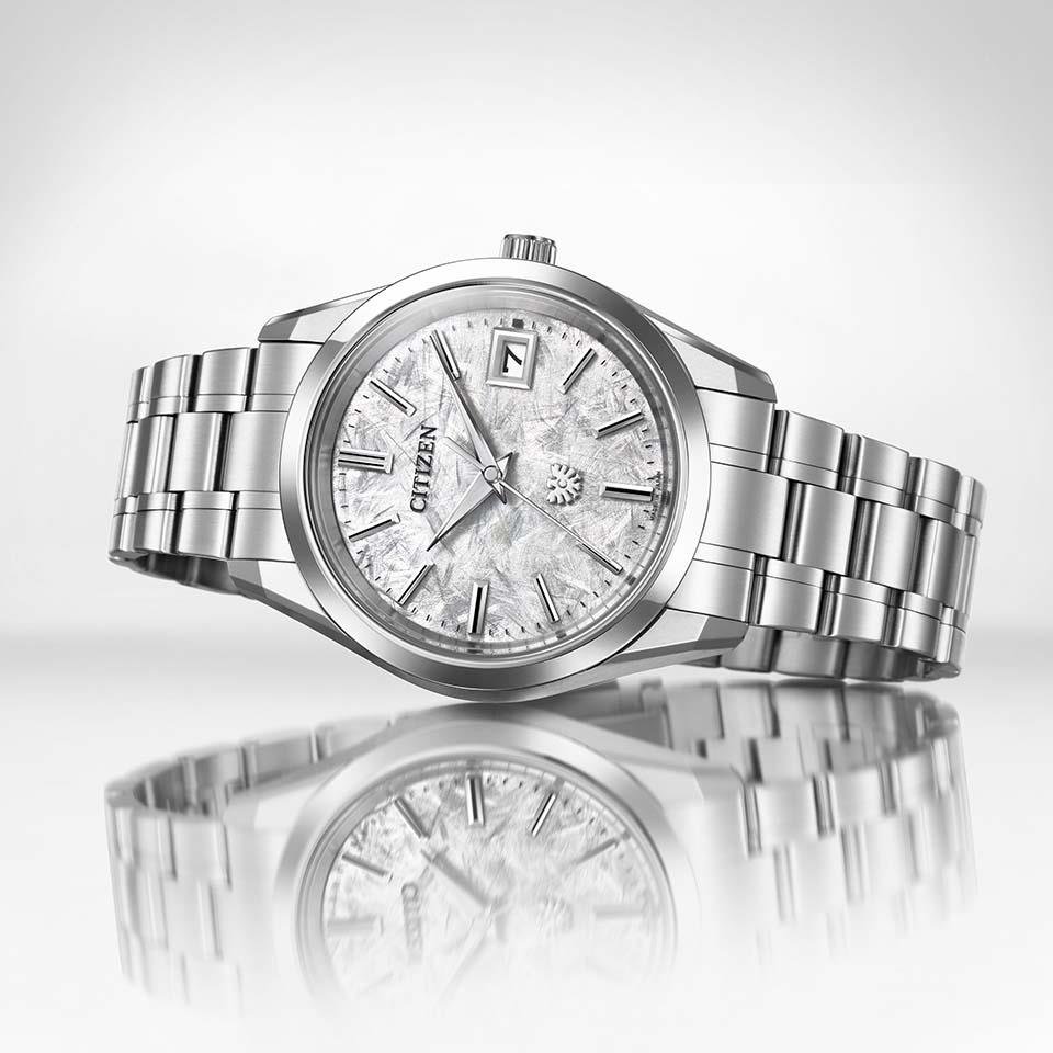 AQ4100-57B:ザ・シチズン【ノベルティ付･ギフト包装･ベルト調整無料･国内正規品】腕時計 メンズ ソーラー 限定 メタリック塗装文字板の画像