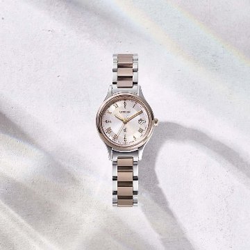 ES9496-64W ｸﾛｽｼｰ【ﾉﾍﾞﾙﾃｨ付･国内正規品･ｷﾞﾌﾄ包装･ﾍﾞﾙﾄ調整無料】ｿｰﾗｰ電波 ﾚﾃﾞｨｽ腕時計 ｼﾝﾌﾟﾙｱｼﾞｬｽﾄ 北川景子さん広告着用ﾓﾃﾞﾙの画像