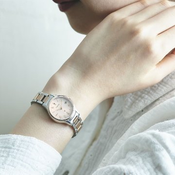 ES9496-64W ｸﾛｽｼｰ【ﾉﾍﾞﾙﾃｨ付･国内正規品･ｷﾞﾌﾄ包装･ﾍﾞﾙﾄ調整無料】ｿｰﾗｰ電波 ﾚﾃﾞｨｽ腕時計 ｼﾝﾌﾟﾙｱｼﾞｬｽﾄ 北川景子さん広告着用ﾓﾃﾞﾙの画像
