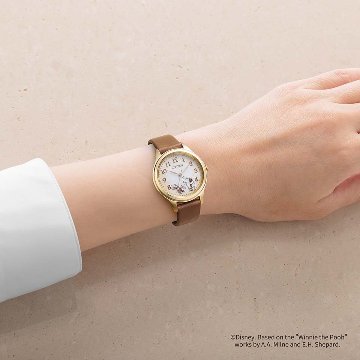 EM0507-07W ｼﾁｽﾞﾝｺﾚｸｼｮﾝ【正規ﾒｰｶｰ保証書付･ｷﾞﾌﾄ包装･ﾍﾞﾙﾄ調整無料】腕時計 ﾚﾃﾞｨｽ ｿｰﾗｰ 『くまのプーさん』の画像