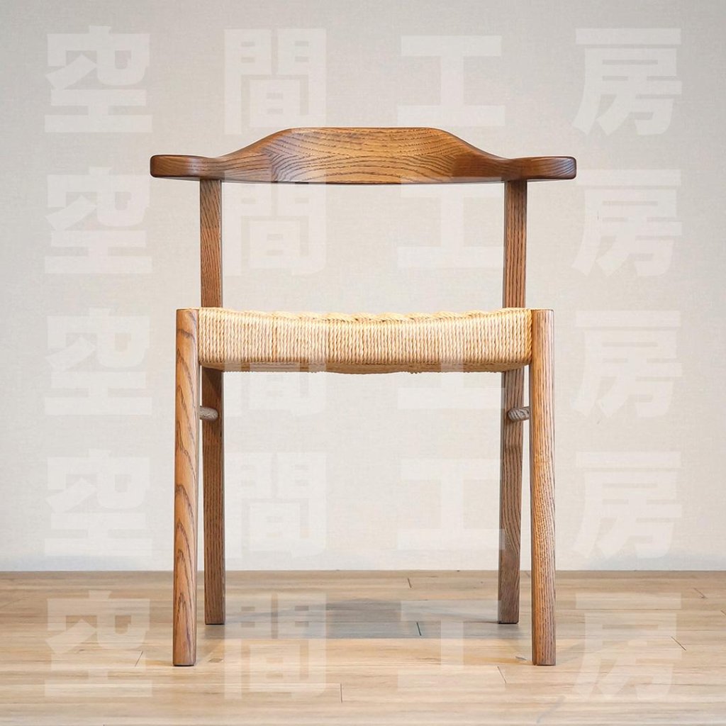オイル塗装仕上げ、スタイリッシュなアームチェア (MCタイプ・国産品)の画像