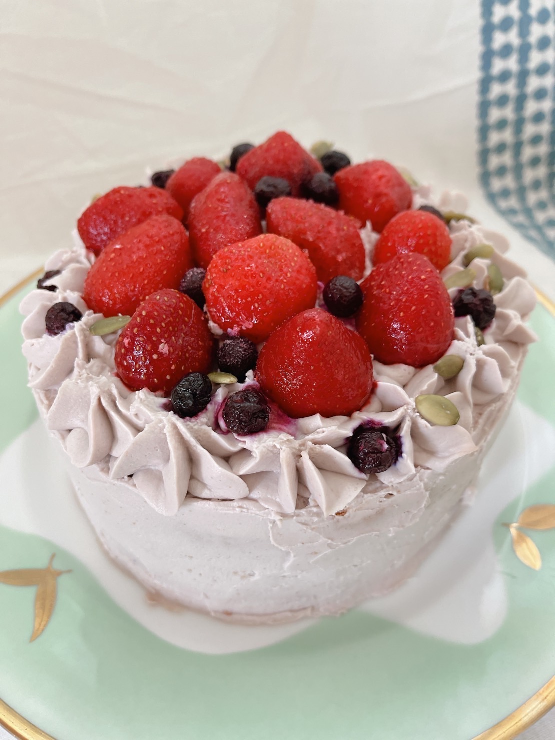 【冷凍便】有機いちご＆有機ブルーベリーケーキ（お誕生日・クリスマス・記念日に）の画像
