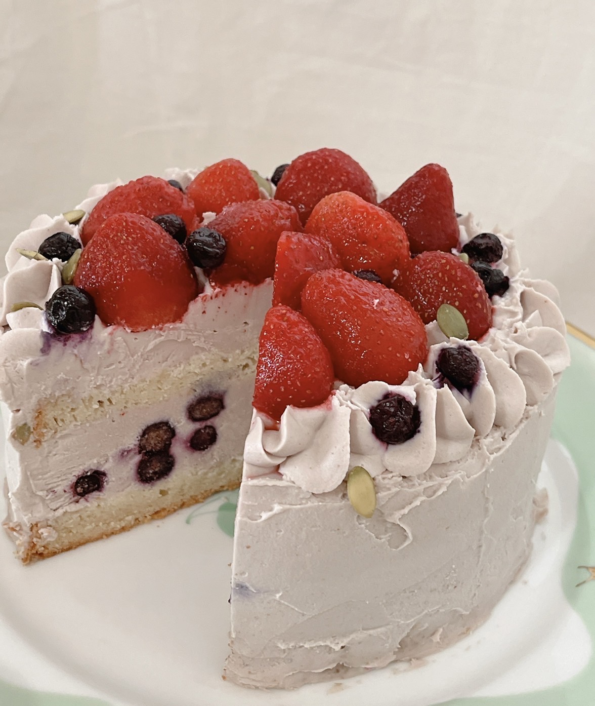 【冷凍便】有機いちご＆有機ブルーベリーケーキ（お誕生日・クリスマス・記念日に）の画像