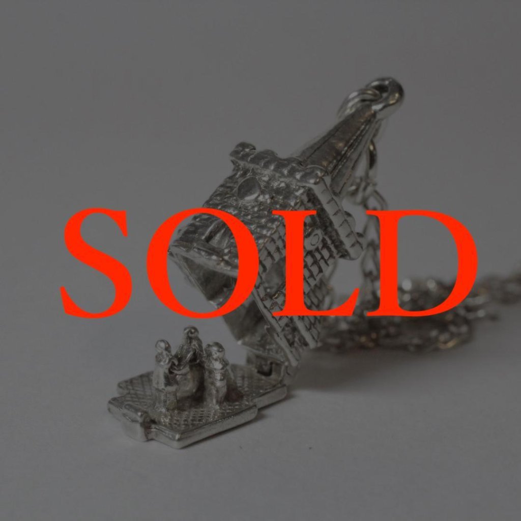 ヴィンテージ 教会＆ウエディングカップル シルバーチャーム ネックレスの画像