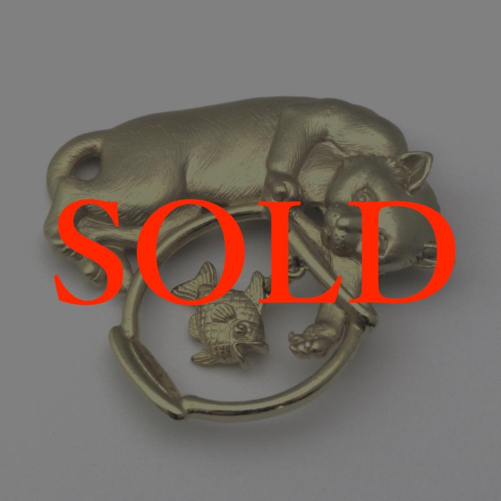 J.J. 猫と金魚のブローチの画像