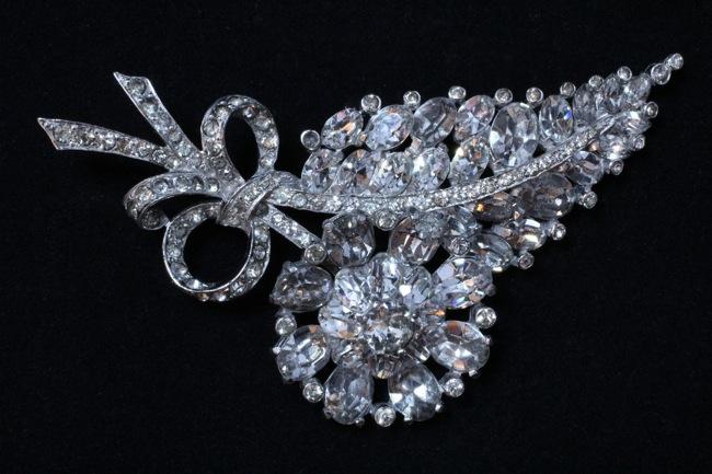 MAZER ラインストーン ブローチの画像