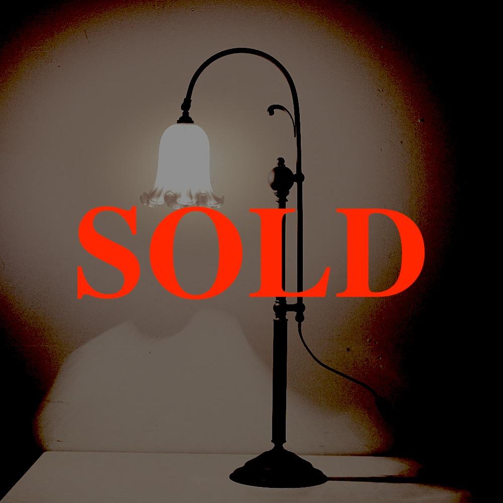 アンティークスタイル テーブルランプの画像