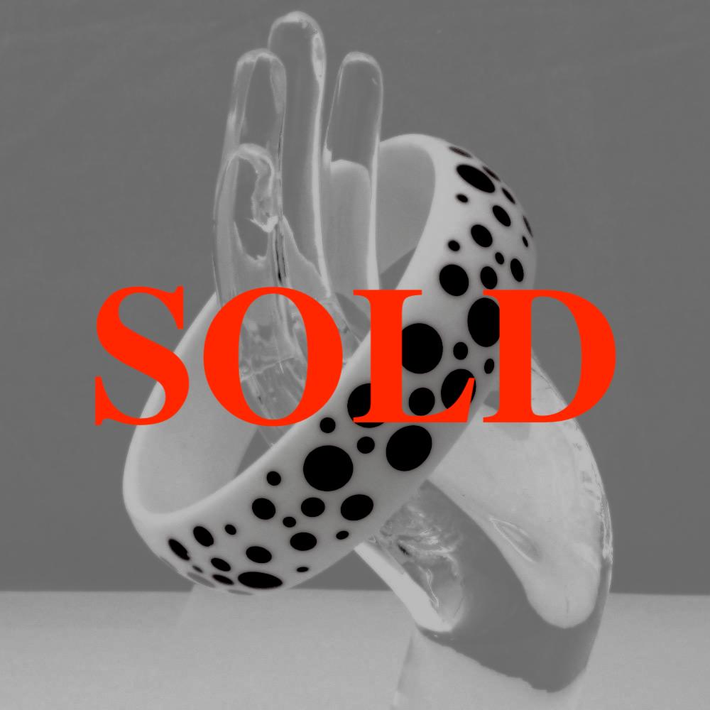 AVON ルーサイト 水玉バングルの画像