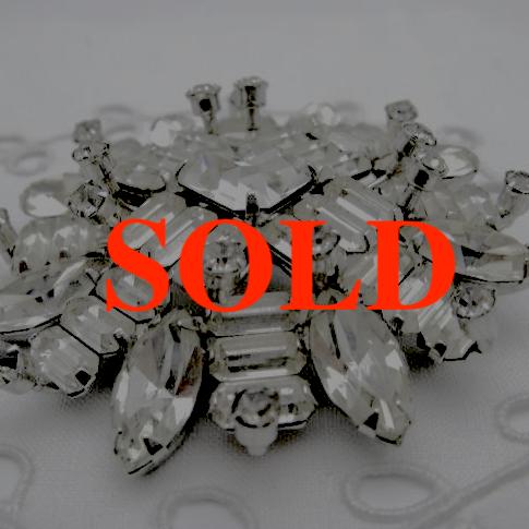 WEISS ラインストーンブローチの画像