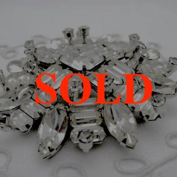 WEISS ラインストーンブローチの画像