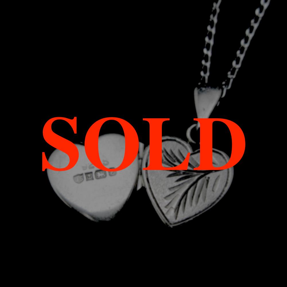 イギリス ヴィンテージ スターリングシルバー ロケットペンダントの画像