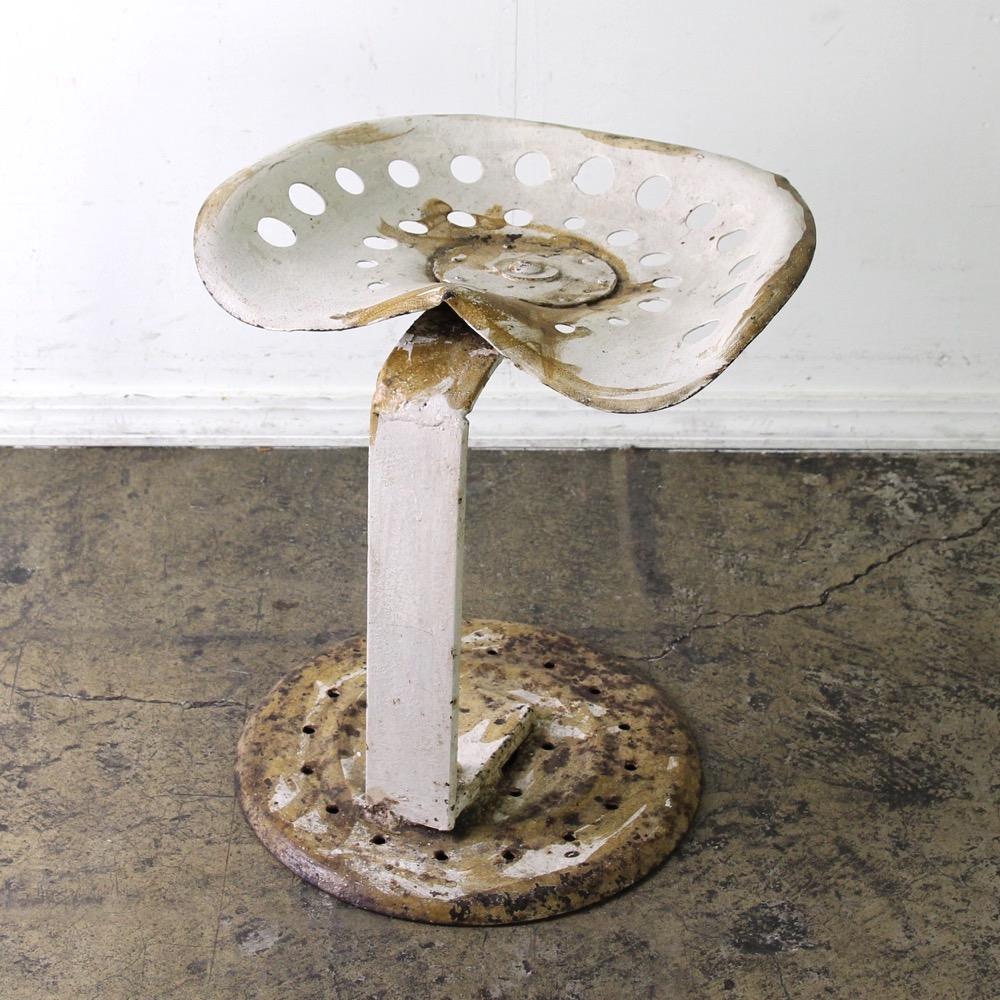 フランス C.PUZENAT トラクターシート アイアンスツールの画像