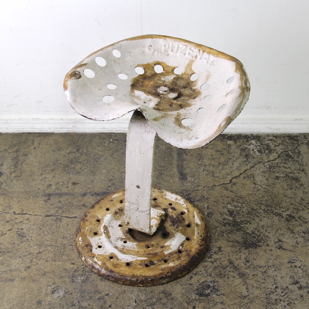 フランス C.PUZENAT トラクターシート アイアンスツールの画像