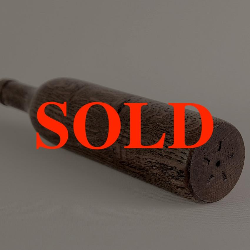 イギリス ソリッドオーク ボトルオーナメントの画像