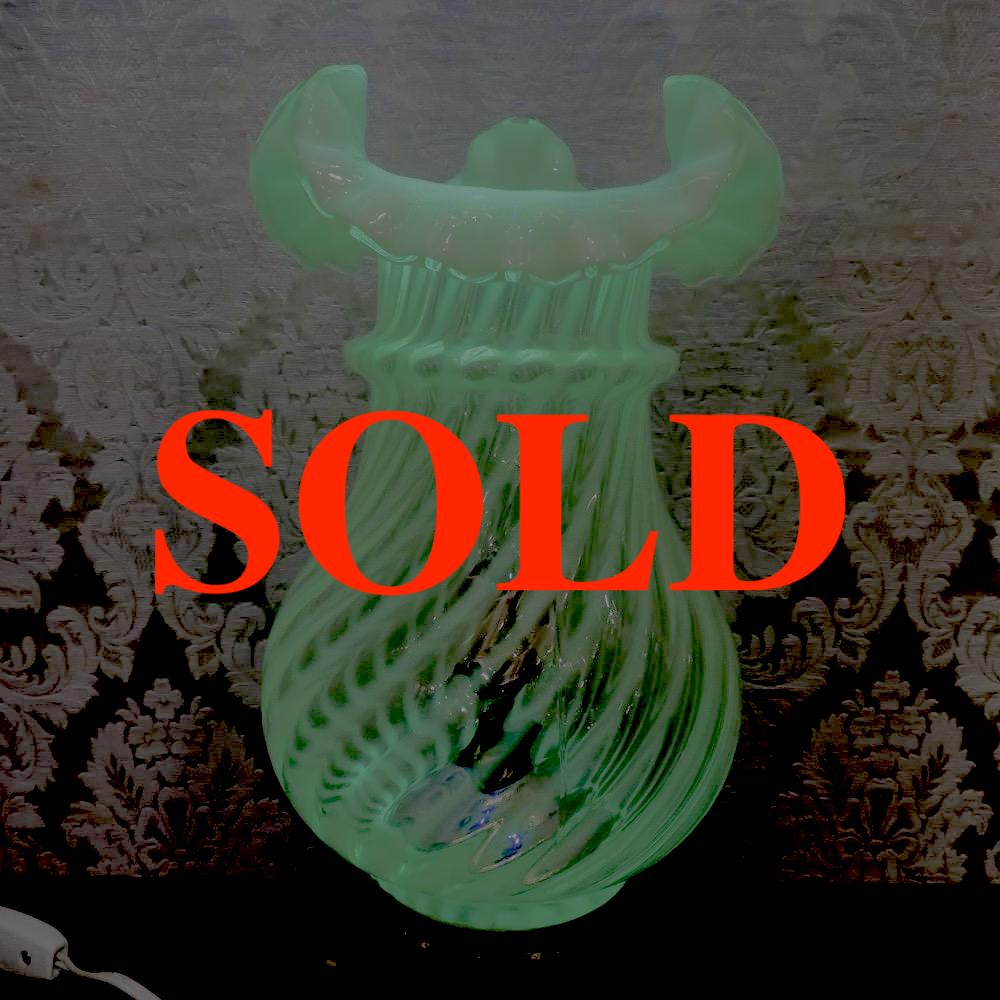 アメリカ アンティーク フェントン テーブルランプの画像