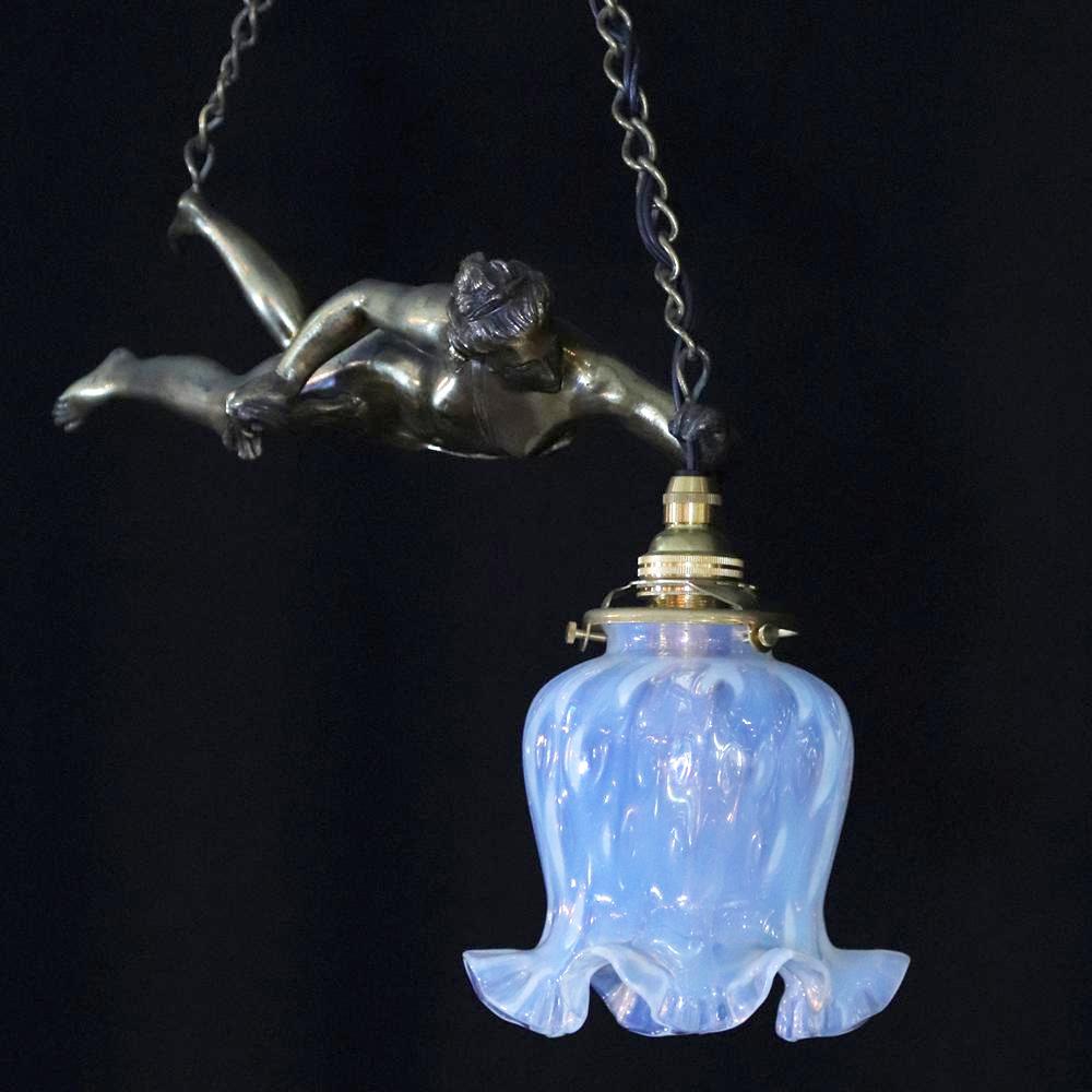 二十世紀初頭 フランス オパールセントガラス ブロンズ フィギュラル ハンギングランプの画像