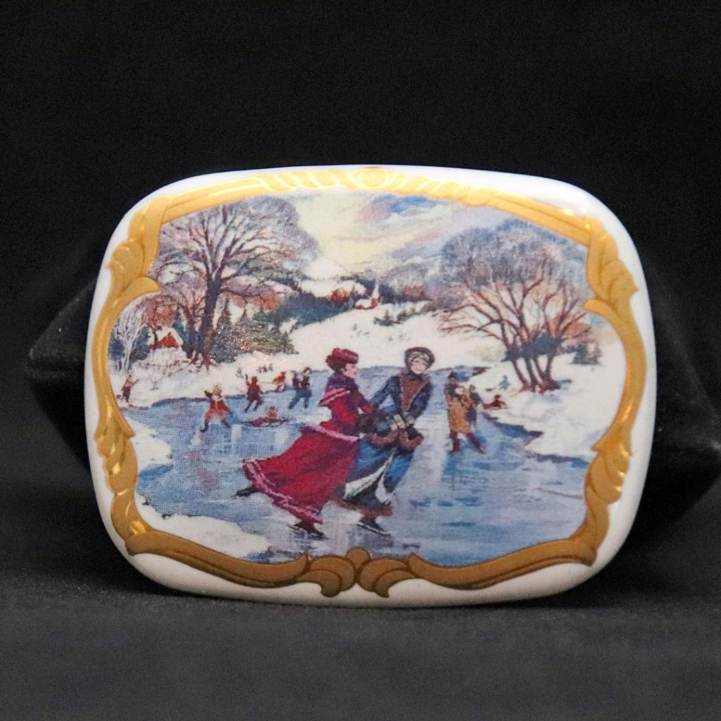 アメリカ AVON ポーセリン クリスマスブローチの画像