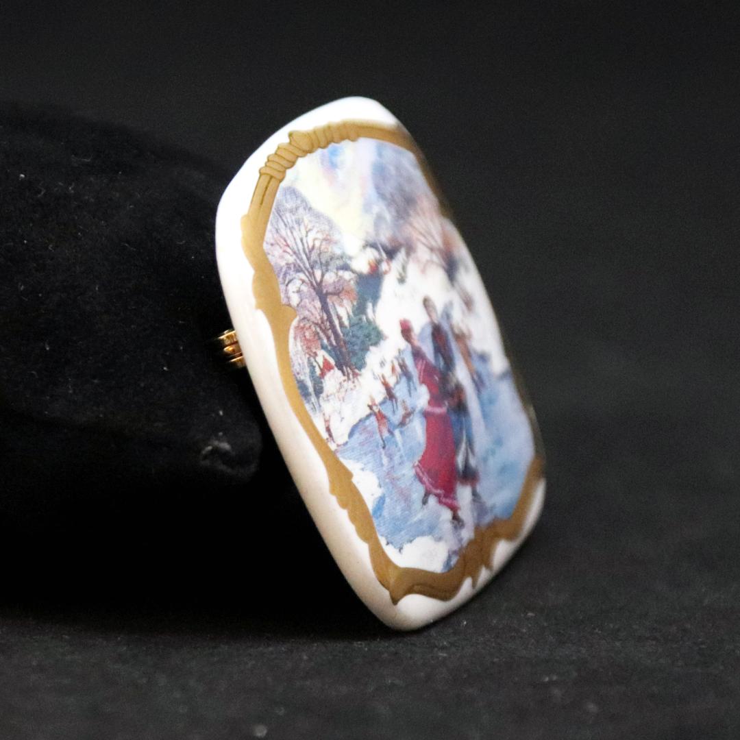 アメリカ AVON ポーセリン クリスマスブローチの画像