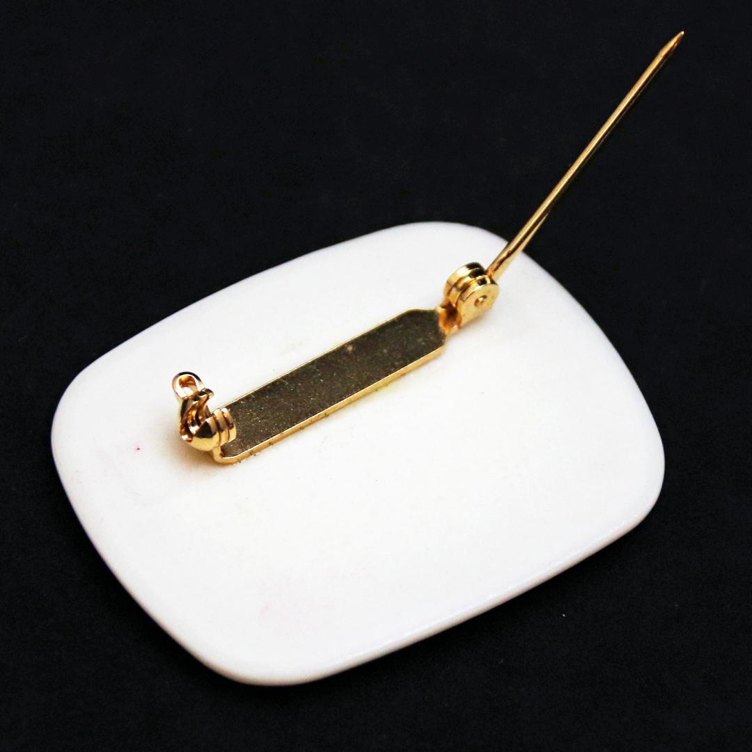 アメリカ AVON ポーセリン クリスマスブローチの画像