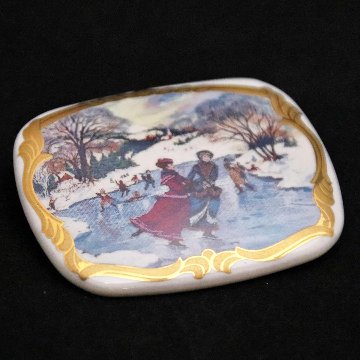 アメリカ AVON ポーセリン クリスマスブローチの画像