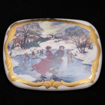 アメリカ AVON ポーセリン クリスマスブローチの画像