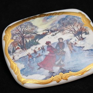 アメリカ AVON ポーセリン クリスマスブローチの画像