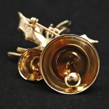 アメリカ ホリーベル クリスマスブローチの画像